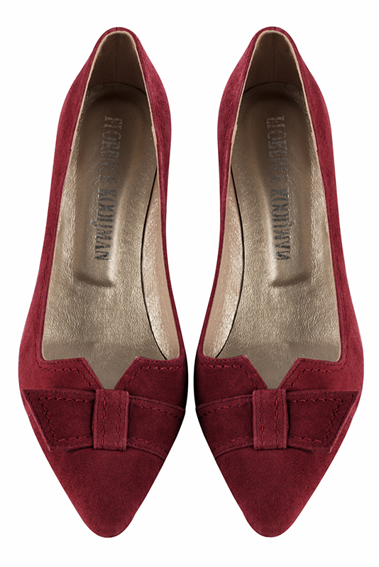 Burgundy red women's dress pumps, with a knot on the front. Tapered toe. Medium slim heel. Top view - Florence KOOIJMAN